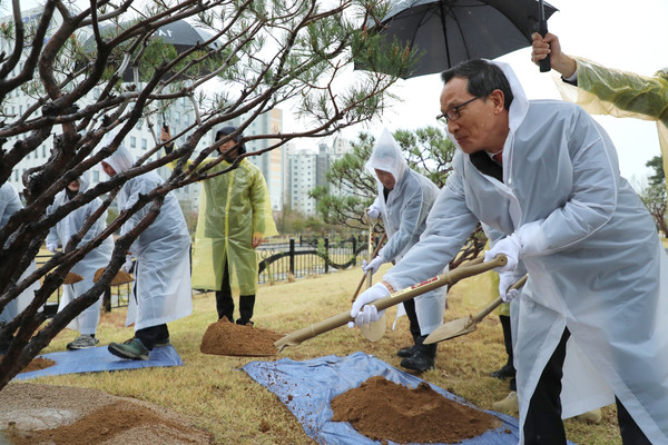 한국농어촌공사는 제78회 식목일을 기념하여 이병호 사장과 직원들과 함께 산수유나무를 심고 있다.