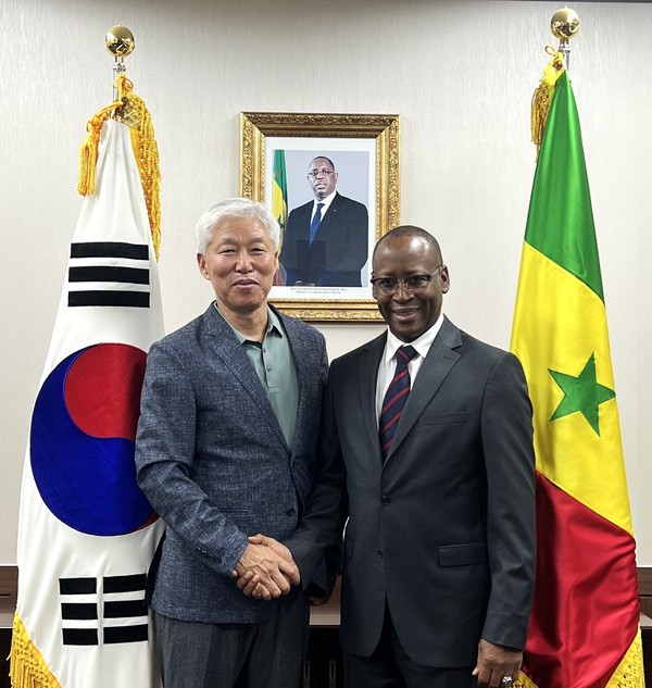 Ambassador Diallo (right) shakes hands with noted Photo-Journalist Lee Jon-young who covered the interview with rare photographic skills and equipment which insured the highest quality of pictures.