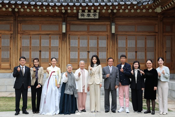 First lady Kim Keon-hee (center) on April 4 poses for photos with masters of intangible cultural heritage in traditional performing arts at Sangchunjae, the guesthouse of Cheong Wa Dae. / Courtesy of the Presidential Office