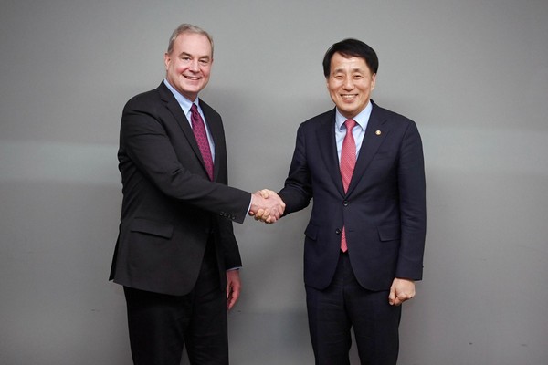 Trade, Industry and Energy Vice Minister Jang Young-jin (right) shakes hands with Michael Sinnett, Vice President and General Manager of Product Development for Boeing Commercial Airplanes, on March 30 in Seoul.