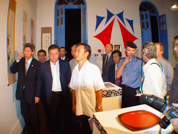 Chairman Lee Jon-young of Diplomacy Journal (left) with Governor of the Estado de Mato Grosso and other prominent personalities are appreciating the art works on display.