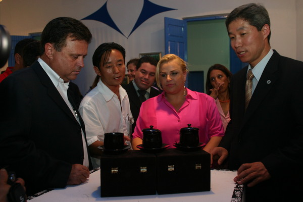 Publisher Lee Jon-young of Diplomacy Journal (right) introduces art works to the international guests at the exhibition of the art works of Brazil.