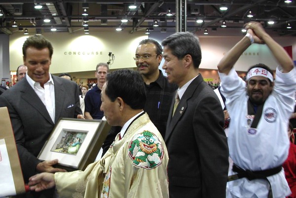 Chairman Lee Jon-young of Diplomacy Journal (second from right) presents a Korean artifact to former California Gov. Arnold Schwarzenegger (far left).