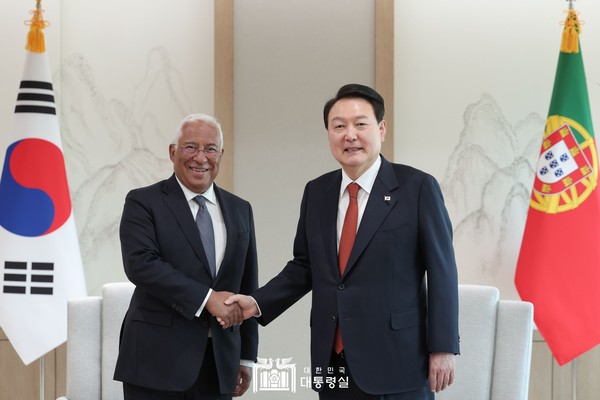 President Yoon Suk-yeol (right) shakes hands with Portuguese Prime Minister Antonio Costa, who is officially visiting Korea, in Seoul on April 12.