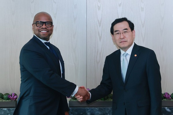Trade, Industry and Energy Minister Lee Chang-yang shakes hands with Boeing Defense, Space & Security CEO Theodore Colbert III on April 13 at the Four Seasons Hotel in Seoul.
