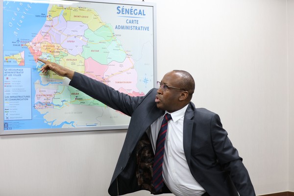 디알로 대사가 한국과 세네갈의 상생협력 전망이 좋은 지역을 손으로 가리키며 설명하고 있다.