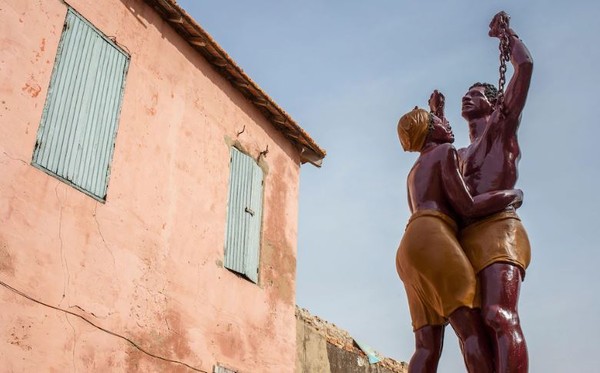 세네갈의 고리 섬에 있는 노예들이 족쇄에서 탈출하는 모습을 묘사한 동상.