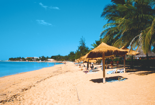 관광 자산으로서 유명한 세네갈의 조용한 해변.