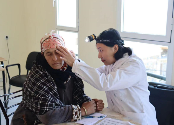 A member of the Chinese medical team assisting Morocco offers medical services for a local resident. (Photo courtesy of the Chinese medical team assisting Morocco)