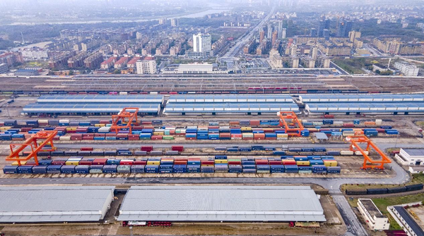 Containers to be shipped by China-Europe freight trains are piled in a container yard in Jinhua, east China's Zhejiang province. (Photo by Hu Xiaofei/People's Daily Online)