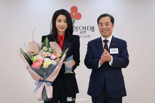 First lady Kim Keon-hee on April 11 poses for a photo with Community Chest of Korea (CCK) Chairman Kim Byong-joon after her appointment as the charity group's fifth honorary chairperson at a ceremony held at the CCK building in Seoul. / Courtesy of the Office of the President