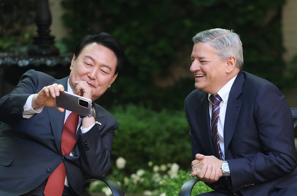 President Yoon Suk-yeol (left), who is on a state visit to the U.S., is watching a video of the first pitch with Netflix co-CEO Ted Sarandos at the U.S. guesthouse "Blair House" in Washington on April 24. (local time).