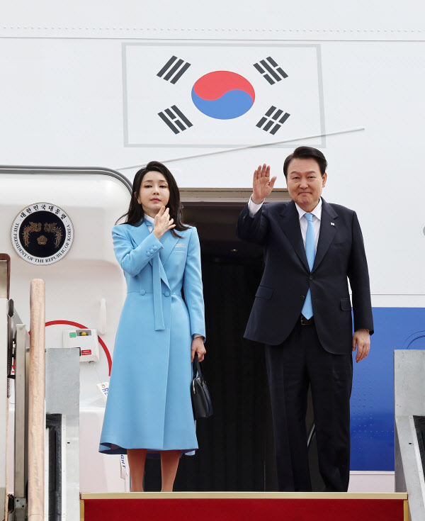 President Yoon Suk-yeol and First Lady Kim Gun-hee, who are making a state visit to the U.S., are greeting the farewell guests on board Air Force Unit 1 at Seongnam Seoul Airport on April 24.