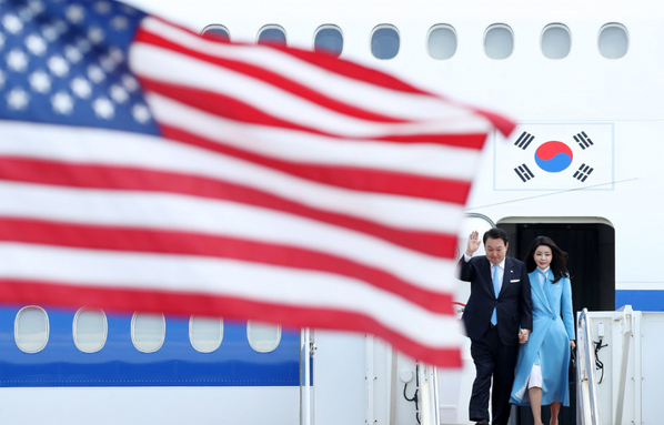 President Yoon Suk-yeol and First Lady Kim Gun-hee, who made a state visit to the U.S., arrive at Andrews Air Force Base near Washington, D.C. on April 24 (local time) and get off Air Force Unit 1.