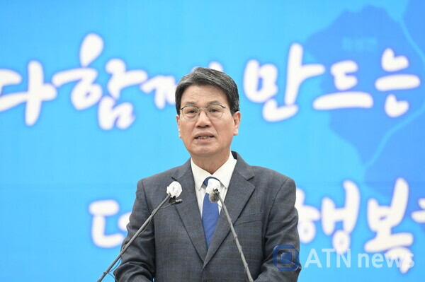 Mayor Kim Don-kon of Cheongyang County
