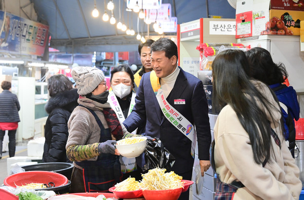Mayor Kim Sung-soo of Haeundae District of Busan visits a traditional market.