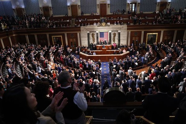 U.S. lawmakers give a standing ovation during a speech at the U.S. and House of Representatives joint meeting by President Yoon Suk-yeol, who is visiting the U.S., on April 27 (local time) at the National Assembly building in Washington, D.C.