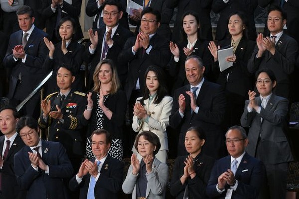 First Lady Kim Gun-hee (center) applauds with U.S. lawmakers when President Yoon Suk-yeol makes a speech at a joint meeting of the U.S. House of Representatives at the Capitol in Washington, D.C. on April 27.