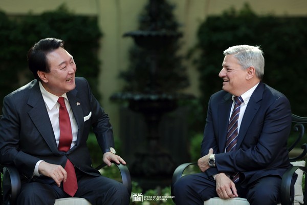 President Yoon Suk-yeol (left) exchanges opinions with Netflix co-CEO Ted Sarandos during their meeting at Blair House, the official guesthouse of the U.S. president, in Washington on April 24.