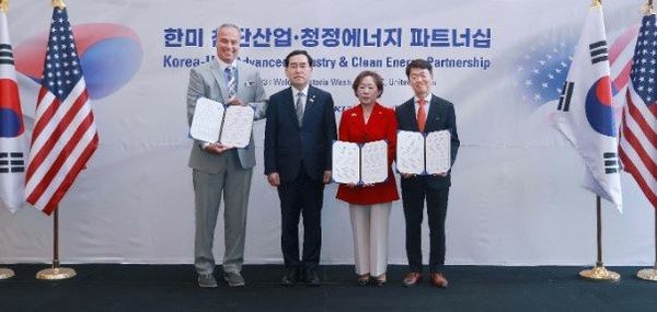 Trade, Industry and Energy Minister Lee Chang-yang (second from left) attended the “Korea-U.S. High-Tech Industry & Clean Energy Partnership” MOU signing ceremony on April 25 at Waldorf Astoria Washington DC.