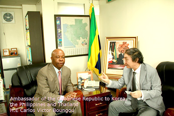 Ambassador Carlos V. Boungou of the Republic of Gabon (left) interviewed by Chairman Shin of the ICFW