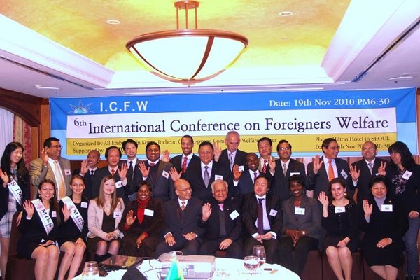 Chairman Shin Kwang-yul of the International Conference on Foreigners Welfare (seated 7th from left, front row) with the ambassadors and their spouses and other ladies on the occasion of the sixth anniversary of the ICFW.
