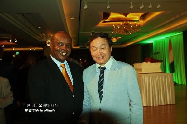 Ambassador Dibaba Abdetta of the Federal Democratic Republic of Ethiopia (left) poses with Chairman Shin of the ICFW.