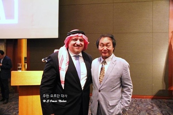 Ambassador Omar Nahan of the Hashemite Kingdom of Jordan in Seoul (left) poses with Chairman Shin of the ICFW.