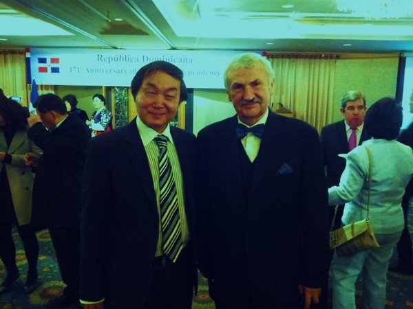 Ambassador Krzysztof Ignacy Majka of Poland in Seoul (right) poses with Chairman Shin of ICFW at a diplomatic function in Seoul.