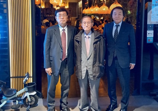 Chairman Shin of the ICFW (right) poses with Publisher-Chairman Lee Kyung-sik (center) and Managing Editor Kevin Lee of The Korea Post media in Seoul on May 1, 2023.