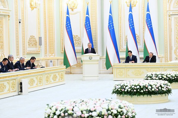 President Shavkat Mirziyoyev chaired a meeting with the heads of the chambers of the Oliy Majlis of Uzbekistan, political parties, judicial and executive authorities, and members of the public, May 8, Tashkent.