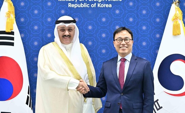 Deputy Minister for Political Affairs Choi Young-sam of the Ministry of Foreign Affairs (right) shakes hands with Assistant Foreign Minister for Asian Affairs of Kuwait Sameeh Essa Johar Hayat, who is on a visit to Korea, on May 10.