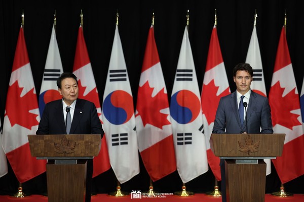 President Yoon Suk-yeol (left) on Sept. 23, 2022, holds a joint news conference with Canadian Prime Minister Justin Trudeau in Ottawa, Canada.