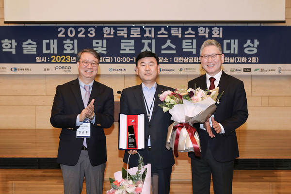 지난 19일 대한상공회의소에서 개최된 한국로지스틱스대상 시상식에서 수상 후, ㈜한진 노삼석 대표이사 사장(가운데)이 기념촬영을 하고 있다