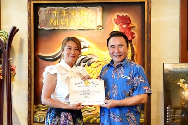 Chairman Yoon of Genesis BBQ Chicken (right) poses for a photo with Rep. Ellen Park of the U.S. House of Representatives from New Jersey.