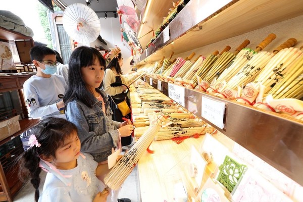Tourists visit a gift shop at a tourist attraction in Fuzhou, capital of southeast China's Fujian province, May 2, 2023. (Photo by Wang Wangwang/People's Daily Online)