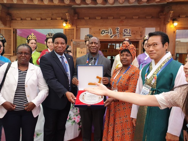 Mayor Choi Kyung-sik of the Namwon City (right), host of the 2023 Chunhyang Festival in Namwon, poses with Ambassador Kathos Jibao Mattai of Sierra Leon (center) who displays a Plaque of Citation presented to him by Mayor Choi in appreciation and citation of dedication to the promotion of relations, cooperation and friendship between Korea and his country through participation in the Festival. At far left is First Counsellor Ann Wangui Mwaura of Kenya with Mr. Love More Muyee Ka Ham Weene (spouse of the charge d’affaires of Zambia.) The impressive gala culturtal-hisotircal festival was held in Namwon on May 26, 2023.