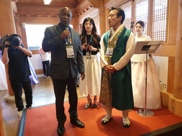 Ambassador Kathos Jibao Mattai of Sierra Leon makes a speech congratulating Mayor Choi Kyung-sik of Namwon City who hosted the Chunhyang Festival.