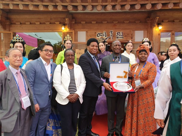 Ambassador Kathos Jibao Mattai of Sierra Leon (fifth from left) displays a Plaque of Citation presented by Mayor Choi Kyung-sik of the Namwon City citing his interest in the promotion of relations, friendship and cooperation between his country and Korea through attendance at the Chunhyang Festival in Namwon City, Jeollabuk-do Province.