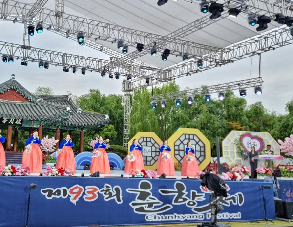 Women singers present Chunhyang-related songs at the stage before the audience including the ambassadors and other senior diplomats from Seoul as well as the leaders of the city and representatives from many countries of the world, including Japan.