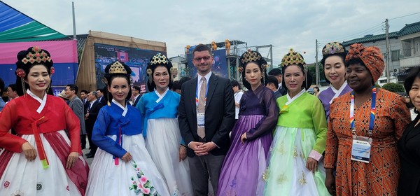 Ambassador Gustav Slamecka of the Czech Republic and Charge d'Affaires Wray Mulendema Ham Weene of Zambia (fourth and eighth from left, respectively) pose for the camera with beautiful young women of the Namwon City who performed the role of Chunhyang throughout the celebration in Namwon.