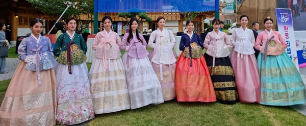 Models of Miss Chunhyang (Spring Fragrance) pose for the camera for Vice Chairman Jang Chang-yong who took many good pictures at the celebration sites.