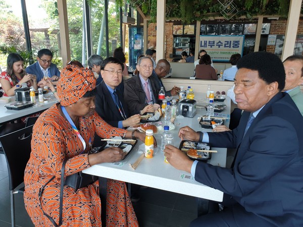 Charge d'Affaires Wray Mulendema Ham Weene of Zambia and her spouse Mr. Love More Muyee Ka Ham Weene (left andsght, respectively) enjoy a lunch with Chairman Lee Kyung-sik and Managing Editor Kevin Lee of The Korea Post media (third and second from left, respectively) at a restaurant on a way to Namwon City.