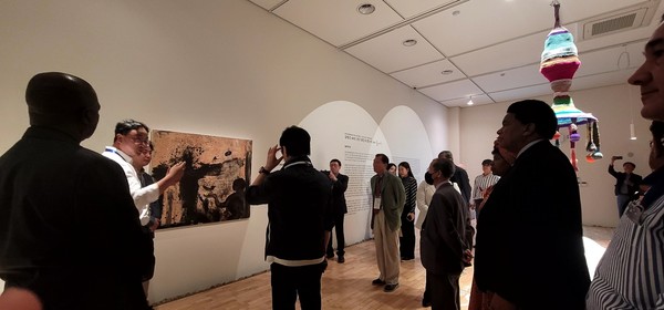 Ambassadors and other senior diplomats with their spouses view artworks at the Kim Byung-jong Museum on the way to Namwon City.