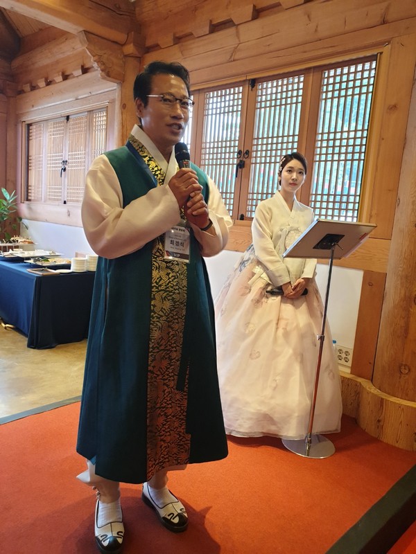 Mayor Choi Kyung-sik of the Namwon City speaks to the guests at a luncheon he hosted for the visitors attending the Namwon Chunhyang Festival, including ambassadors and senior diplomats from Seoul.