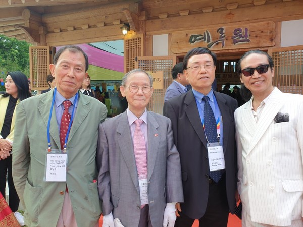 Publisher-Chairman Lee Kyung-sik of The Korea Post media (second from left) poses with his reportorial team. (From left) Vice Chairman Choe Nam-suk, Managing Editor Kevin Lee and Vice Chairman Sion Khan.