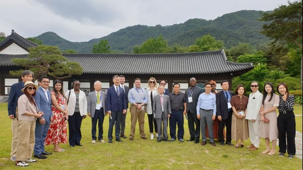 Ambassadors and other senior diplomats with their spouses pose for the camera at the Honbul Literature House in Namwon on May 26, 2023. Ambassador Kathos Jibao Mattai of Sierra Leon (dean of the visiting members of the Seoul Diplomatic Corps that day, eighth from right) is seen with other members of the visiting group. Chairman Lee Kyung-sik and Vice Chairman Jang Chang-yong of The Korea Post media are also seen at the center and 6th from left, respectively.