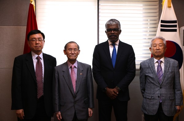 2.	Minister of Transport Ricardo Viegas D’Abreu of Angola (third from left) is flanked on the left by Publisher-Chairman Lee Kyung-sik and Managing Editor Kevin Lee of The Korea Post media (second from left, far left, respectively). At far right is Vice Chairman Jang Chang-yong.
