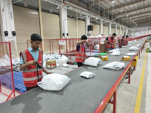 Parcels are sorted in a transfer center of J&T Express in Riyadh, Saudi Arabia. (Photo by Guan Kejiang/People's Daily)