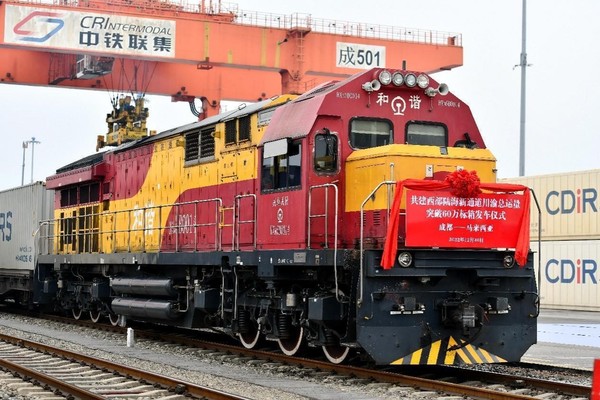 A rail-sea intermodal freight train of the New International Land-Sea Trade Corridor leaves Chengdu, southwest China's Sichuan province, Dec. 30, 2022. (Photo by Hu Zhiqiang/People's Daily Online)